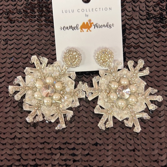 New Camel Threads Snowflake Earrings - Picture 2 of 3